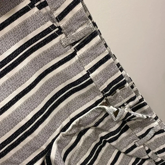 Old Navy Mid-Rise Pixie Black White Striped Chino Short Size 6 - Picture 9 of 9